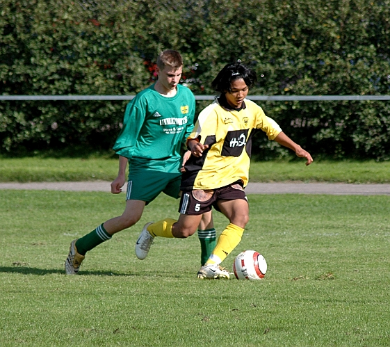 2006_0909_14.JPG - Södras nr.5 Wutthikrai Saensopha uppvaktad av en försvarare