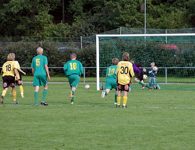 2006_0909_15.JPG - En skymd Mikael Ivarsson slår in en straff, 2-1 till Södra