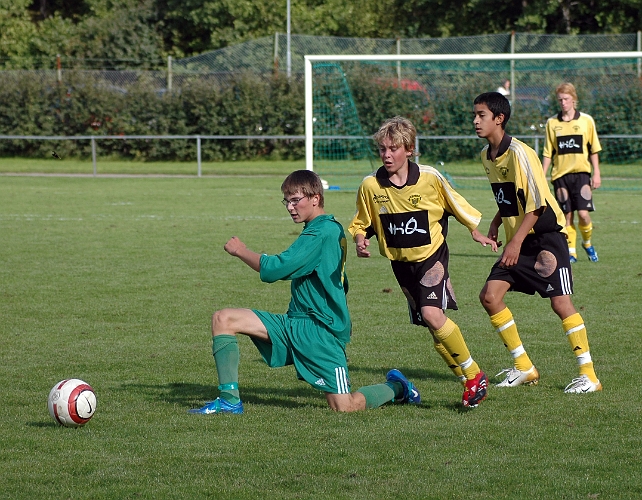 2006_0909_16.JPG - Södras mittfältspelare vinner boll igen