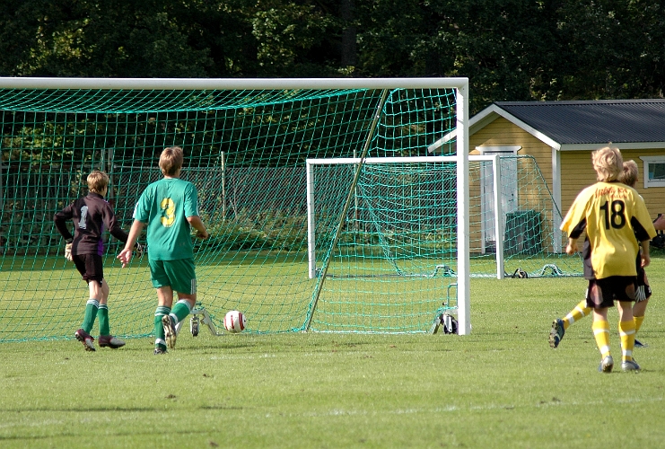 2006_0909_22.JPG - Ännu ett södramål, slutresultatet blev 8-2