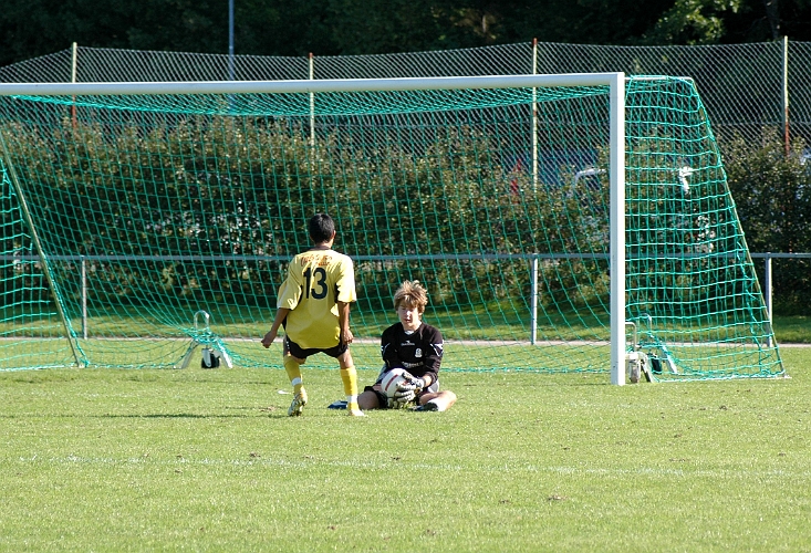 2006_0910_04.JPG - Johan Ponce är framme på en eventuell retur från målvakten