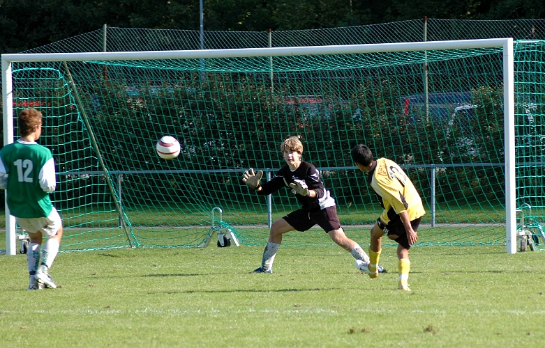 2006_0910_05.JPG - En bra målchans för Södra men Johan Ponce skjuter strax utanför