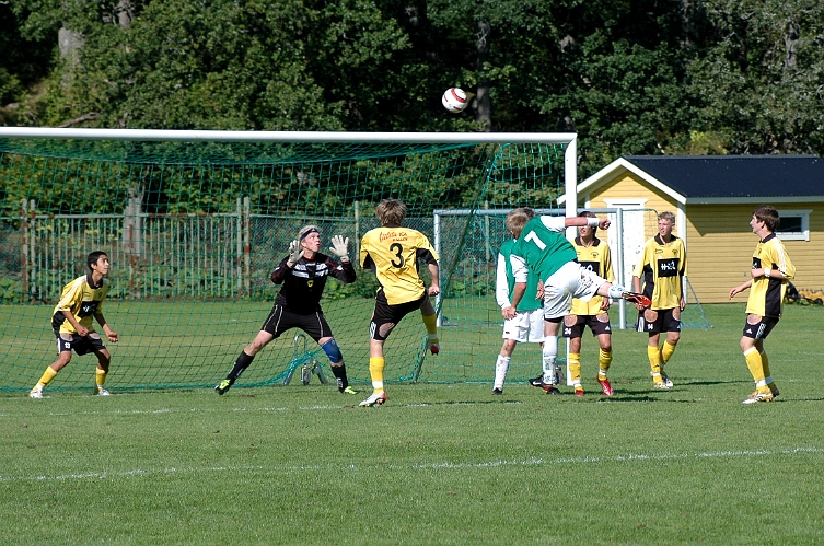 2006_0910_06.JPG - Romfartunaspelaren nickar bollen strax över ribban