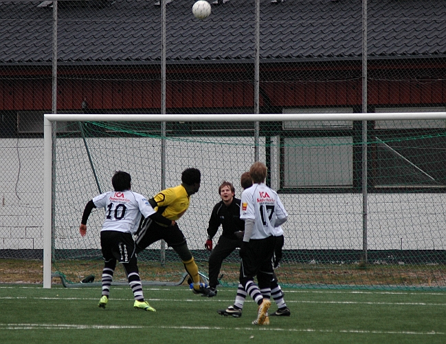 2007_0324_01.JPG - Här får Arboga Södra sin första målchans genom nr.11 Abdel Seidou