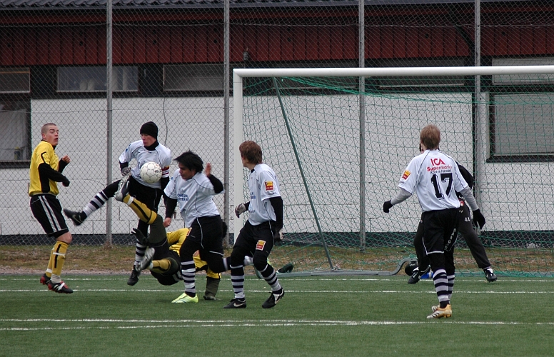 2007_0324_02.JPG - En tilltrasslad situation framför Kolsvas mål, där södras nr.11 Abdel Seidou är inblandad