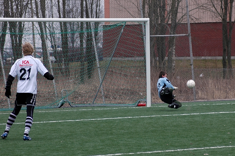 2007_0324_03.JPG - Södras målvakt Tom Olesson gör en fin räddning på ett skott utifrån