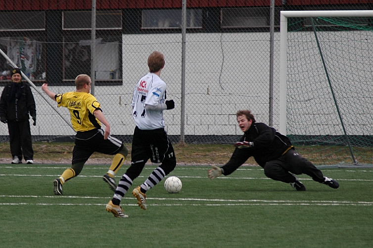 2007_0324_05.JPG - Arbogas nr.9 Kristofer Storm är nära att utöka södras ledning i matchen