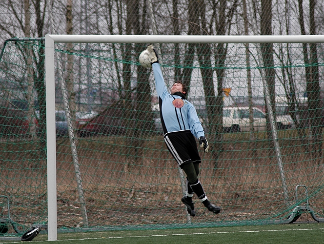 2007_0324_06.JPG - Kolsva kvitterar till 1-1 lite snöpligt på en hög långboll, där södras mv Tom Olesson missbedömde avståndet.