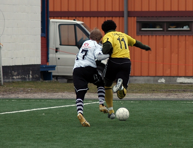 2007_0324_07.JPG - Här utmanar södras nr.11 Abdel Seidou en kolsvaförsvarare