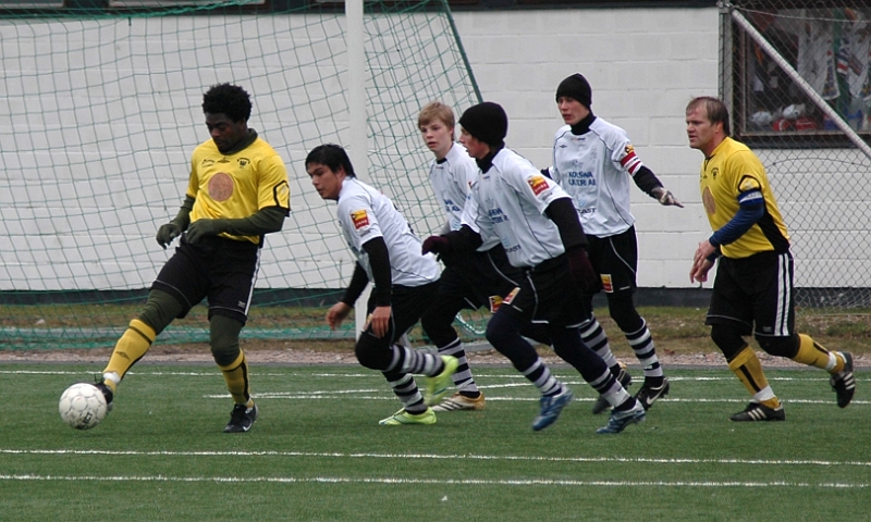 2007_0324_09.JPG - 4st kolsvaförsvarare täcker upp södras Abdel Seidou