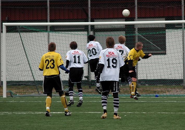 2007_0324_10.JPG - Sista målchansen i 1:a halvlek får nr.17 Gustav Gustavsson men bollen går över. Södra går till halvtidsvila med ledning 3-1