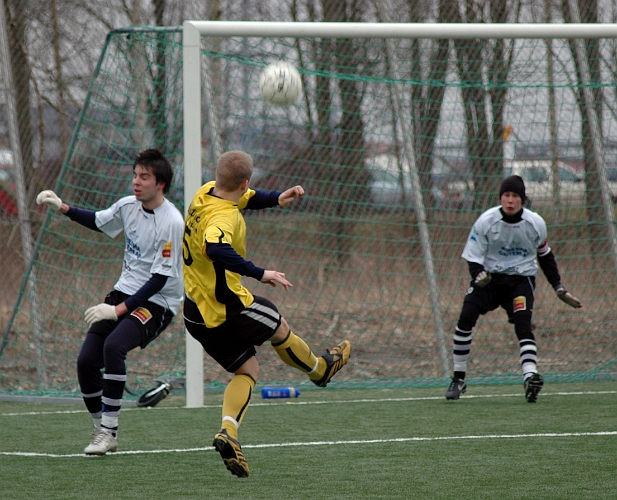 2007_0324_11.JPG - I början på 2:a halvlek får södras nr.5 Martin Stjernfeldt ett bra läge men bollen tar en bana högt över mål