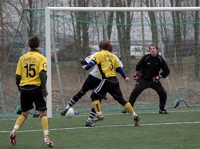 2007_0324_12.JPG - Nr.3 Johan Reinholdsson är framme och oroar kolsvaförsvaret