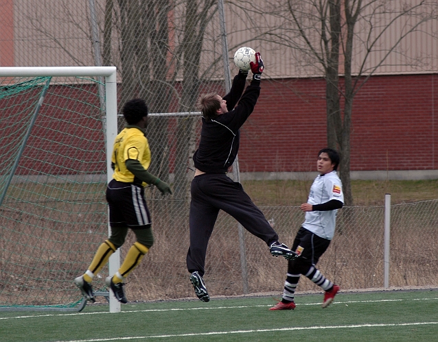 2007_0324_13.JPG - Kolsvas målvakt går upp och plockar ner ett inlägg framför södras forward nr.11 Abdel Seidou