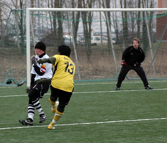 2007_0324_14.JPG - Södras nr.13 Jonas Hammarlund provar skottlyckan