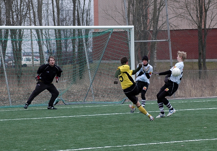 2007_0324_15.JPG - Nr.15 Ken Jansson är nära att utöka södras ledning, men det vill sig inte den här gången