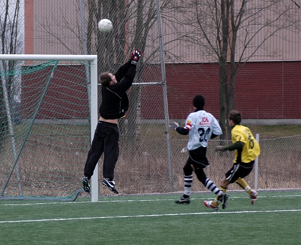 2007_0324_16.JPG - Kolsvas målvakt boxar undan ett inlägg