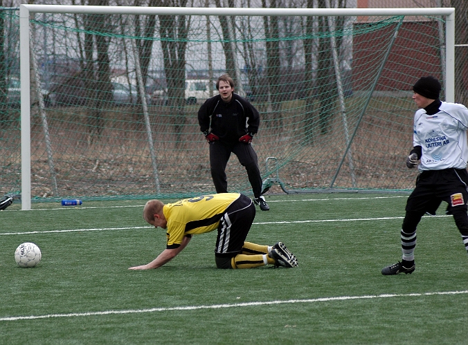 2007_0324_18.JPG - Södras nr.9 Kristofer Storm har precis blivit fälld innanför straffområdet och södra får en straff som . . . . . . . . .