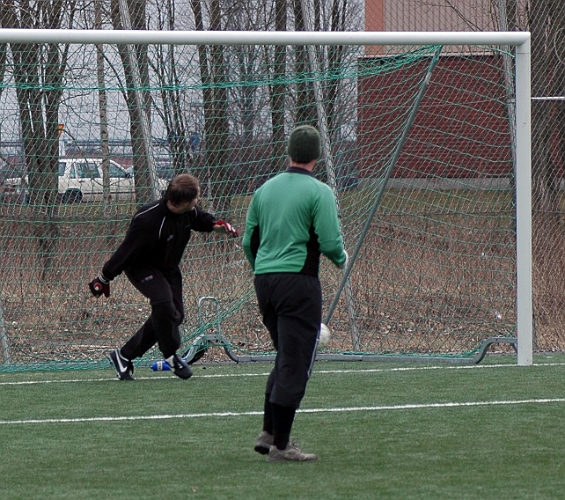 2007_0324_19.JPG - . . . . . . Mikael Wiker enkelt slår in till 4-1 för södra