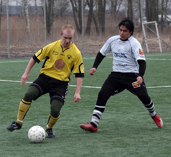 2007_0324_20.JPG - Södras Kristofer Storm attackeras av en kolsvaförsvarare