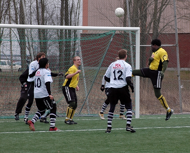 2007_0324_21.JPG - Södras Abdel Seidou får en sista chans men bollen går över