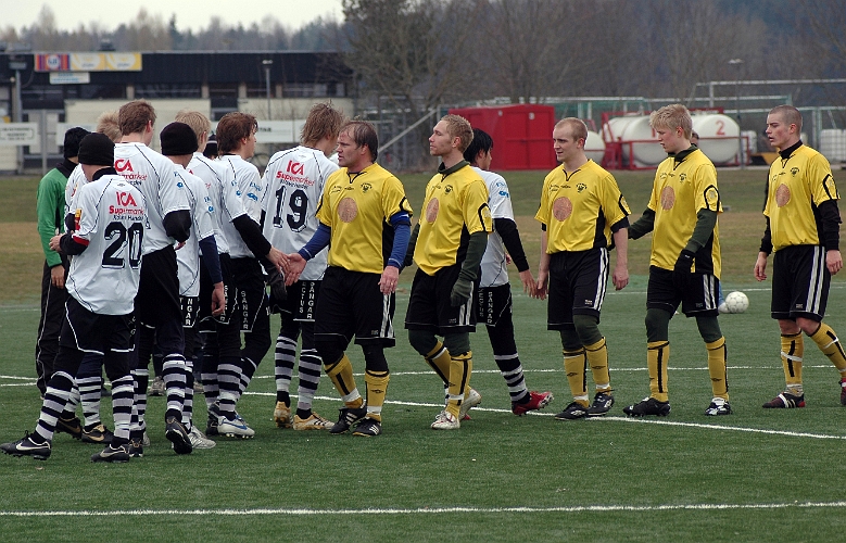 2007_0324_22.JPG - Spelarna tackar varandra för en bra match