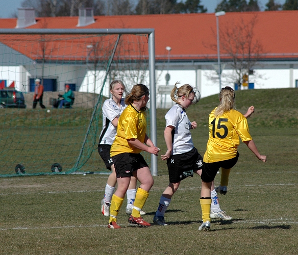 2007_0415_01.JPG - Arboga öppnade optimistiskt och låg på direkt i början på matchen