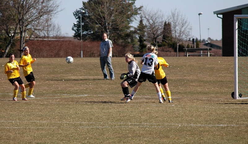 2007_0415_02.JPG - Kolsva testar med ett långskott men Södra's målvakt tar hand om bollen