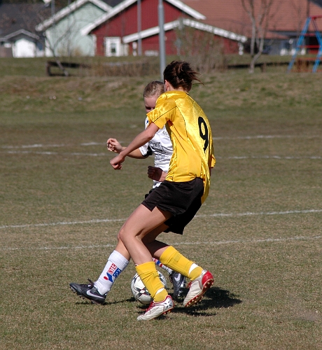 2007_0415_03.JPG - En Södraspelare utmanar kolsvaförsvaret