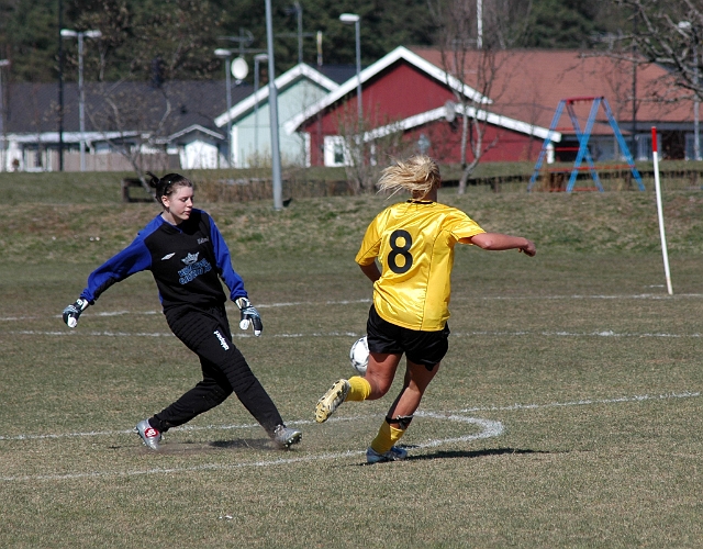 2007_0415_04.JPG - Kolsva's målvakt får göra en utrusning utanför straffområdet och slå bort bollen