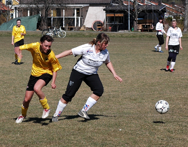 2007_0415_06.JPG - Kamp om bollen på mittfältet