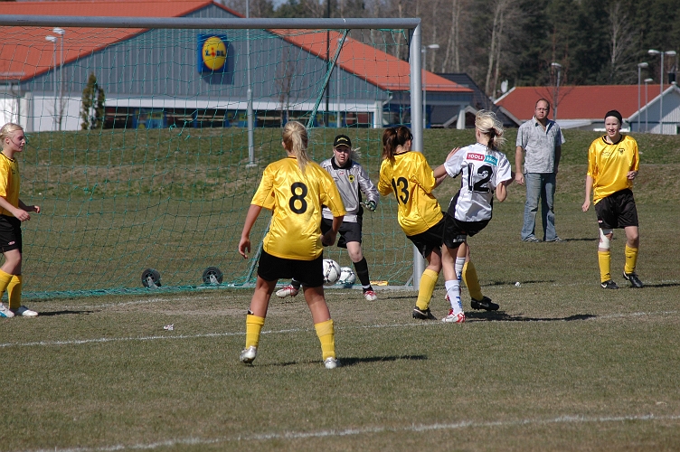 2007_0415_08.JPG - Kolsva skapar en farlig chans i början av 2:a halvlek