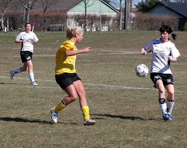 2007_0415_09.JPG - Södratjejerna pressade på kolsvaförsvaret lite hårdare i 2:a halvlek