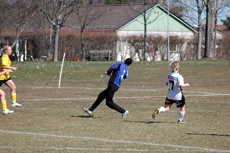 2007_0415_10.JPG - Sandra Sjöberg ökar till 2-0 för Södra genom ett långskott som letar sig förbi kolsva's utrusande målvakt