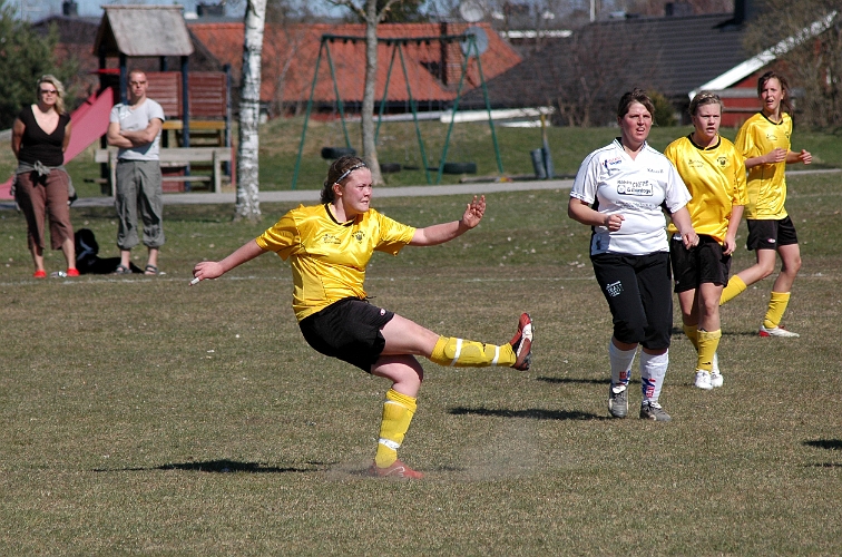 2007_0415_11.JPG - Arboga's Kajsa Rudengård provar ett långskott