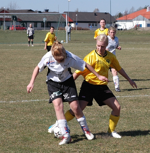 2007_0415_13.JPG - Södra's mittfältare lågg "tight" inpå kolsvaspelarna