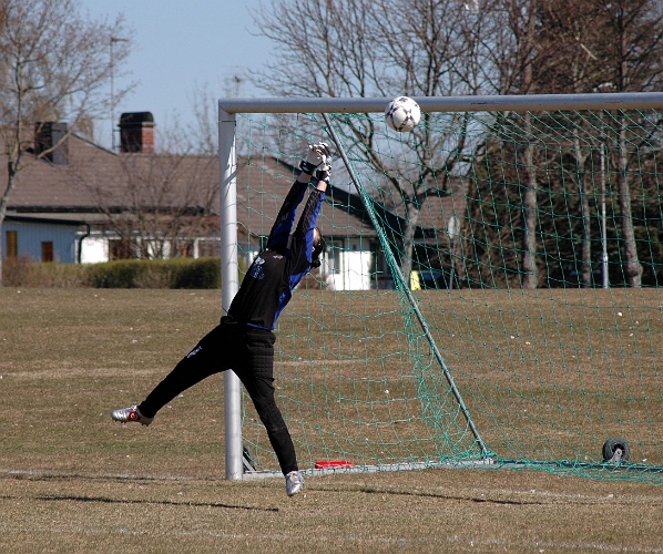 2007_0415_14.JPG - Slutresultatet 4-0 kom på en höjdboll från Södra's Emma Larsson