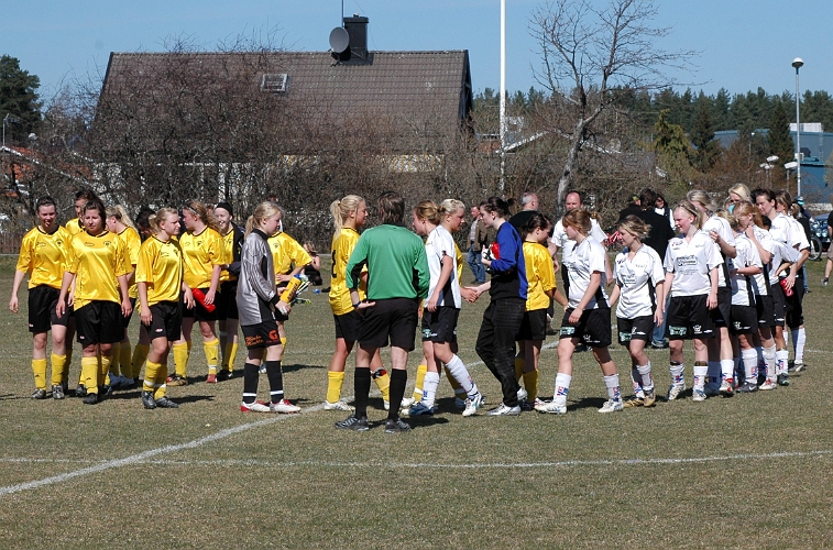2007_0415_15.JPG - Spelarna tacker varandra efter matchen