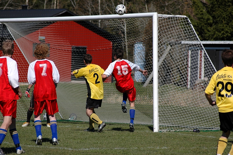 2007_0415_12.JPG - En bra chans för Södra, men bollen går i ribban
