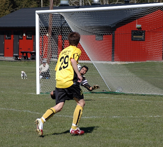 2007_0415_18.JPG - Södra ligger på för ytterligare mål, nr.29 Jonas Bergström kommer att ta hand om en retur och . . . . . . .