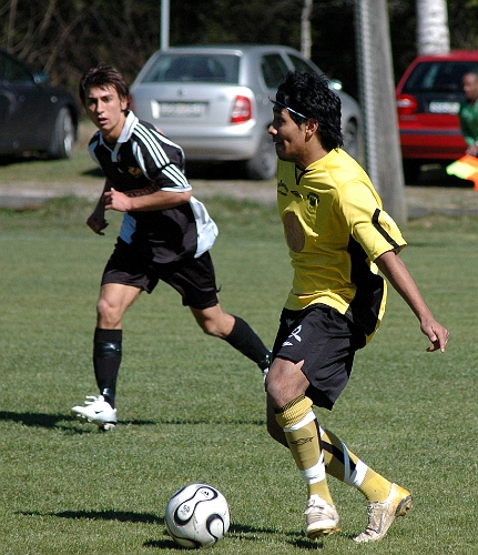 2007_0421_02.JPG - Jonas Hammarlund söker forwards med en passning