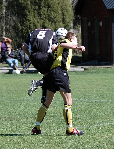 2007_0421_04.JPG - Nr.23 Samuel Hultkvist hårt uppvaktad i ryggen av en eskilstunaspelare