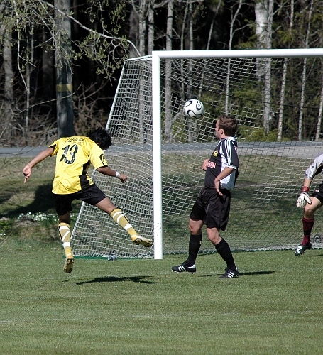 2007_0421_06.JPG - Nr.13 Jonas Hammarlund nickar ett inlägg mot mål