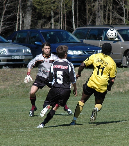 2007_0421_08.JPG - Nr.11 "Abbe" tar ner bollen men styrs ut åt sidan av försvararen