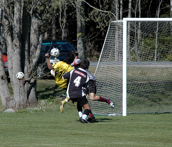 2007_0421_12.JPG - Södra's nr.13 Jonas Hammarlund i närkamp med målvakten och en försvarare