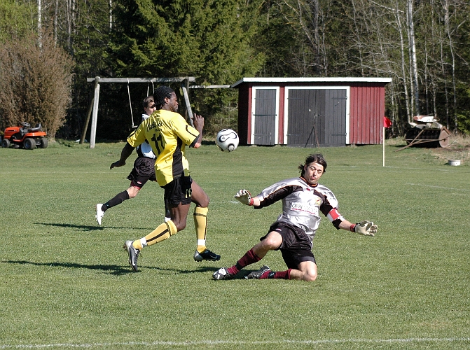 2007_0421_15.JPG - Södras "Abbe" får en bra målchans men målvakten gör en räddning