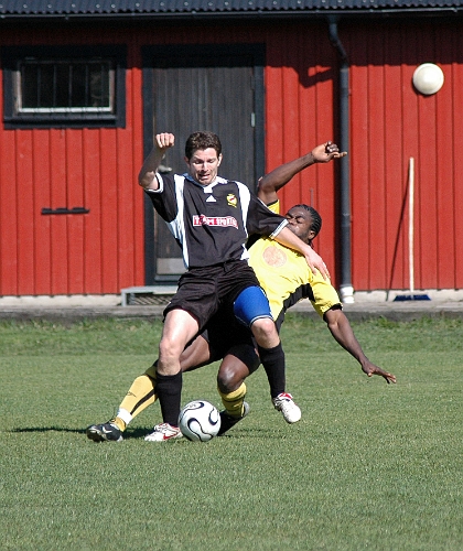 2007_0421_16.JPG - "Abbe" ligger hårt på en E-tuna försvarare och försöker nå bollen