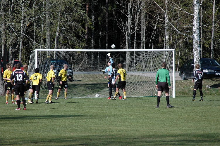 2007_0421_17.JPG - En frispark från Eskilstuna Södra som går strax över ribban