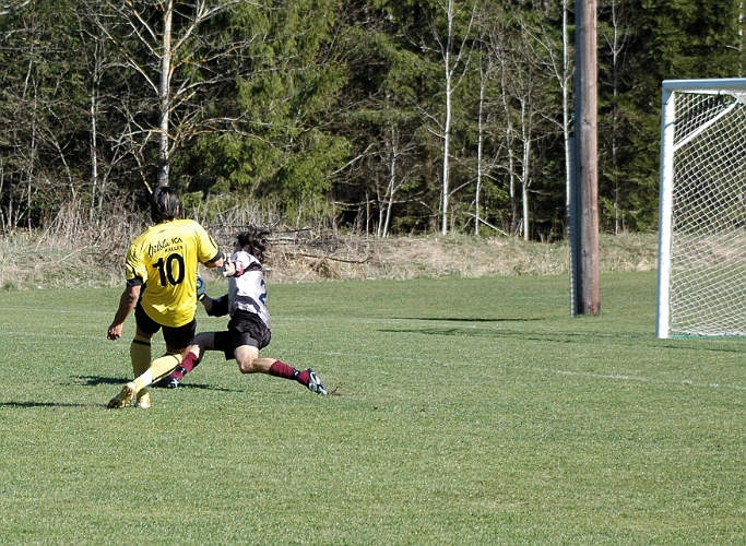 2007_0421_22.JPG - Nr.10 Victor Huerta kom in i slutet på matchen och i första bollkontakten var det nära att han avgjort matchen, men bollen går strax utanför. I nästa anfall går E-tuna upp och gör 2-2, ett snöpligt slut på matchen