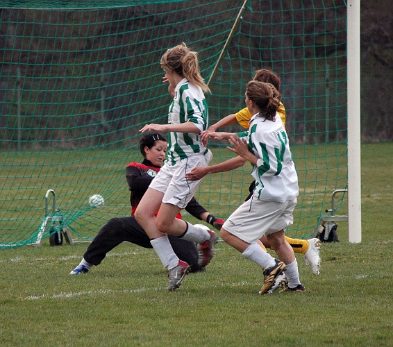 2007_0425_10.JPG - Skymd bakom tillberga spelaren gör Södras Sofia Larsson 2-0 till Arboga
